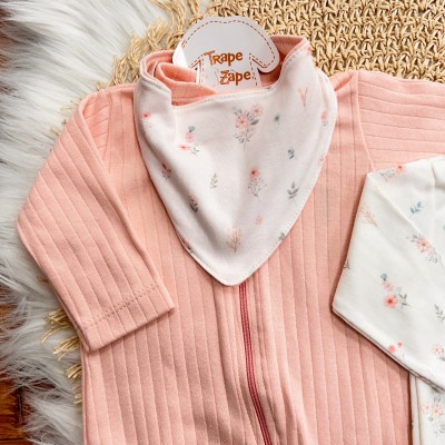 Kit 2 Macacões + Babador Bandana Flores e Canelado - Rose e Off White Kit 2 Macacões + Babador Bandana Flores e Canelado - Rose e Off White